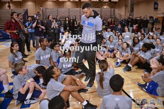 NBA球员利用空余时间进行公益活动